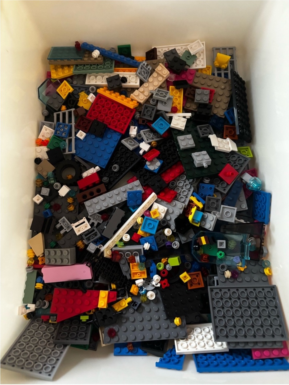 LEGOS with mini figures - Picture 5 of 9